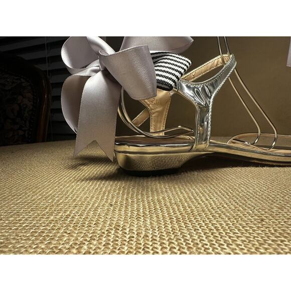 Silver Sandals with Bows- Big Girls size 3.5 Xian Meng Xian Ying - Picture 5 of 15